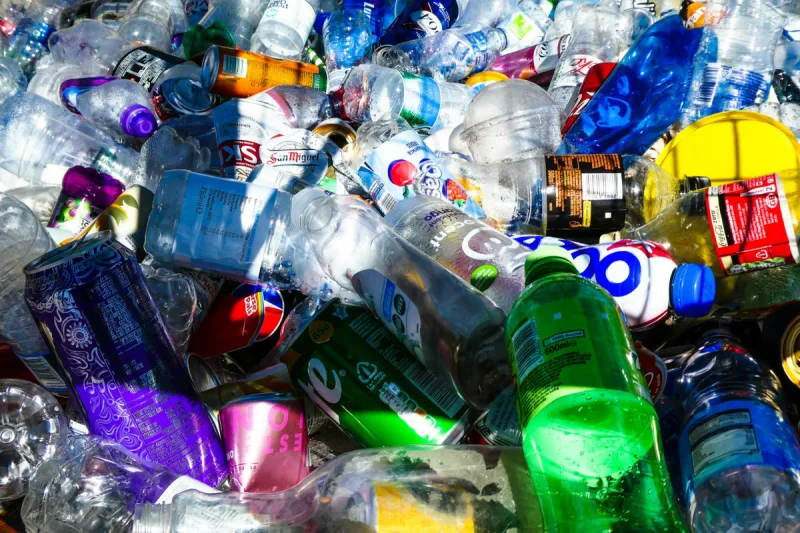 System kaucyjny można pokonać nauką. Chcą wyprodukować wodór z plastikowych butelek
