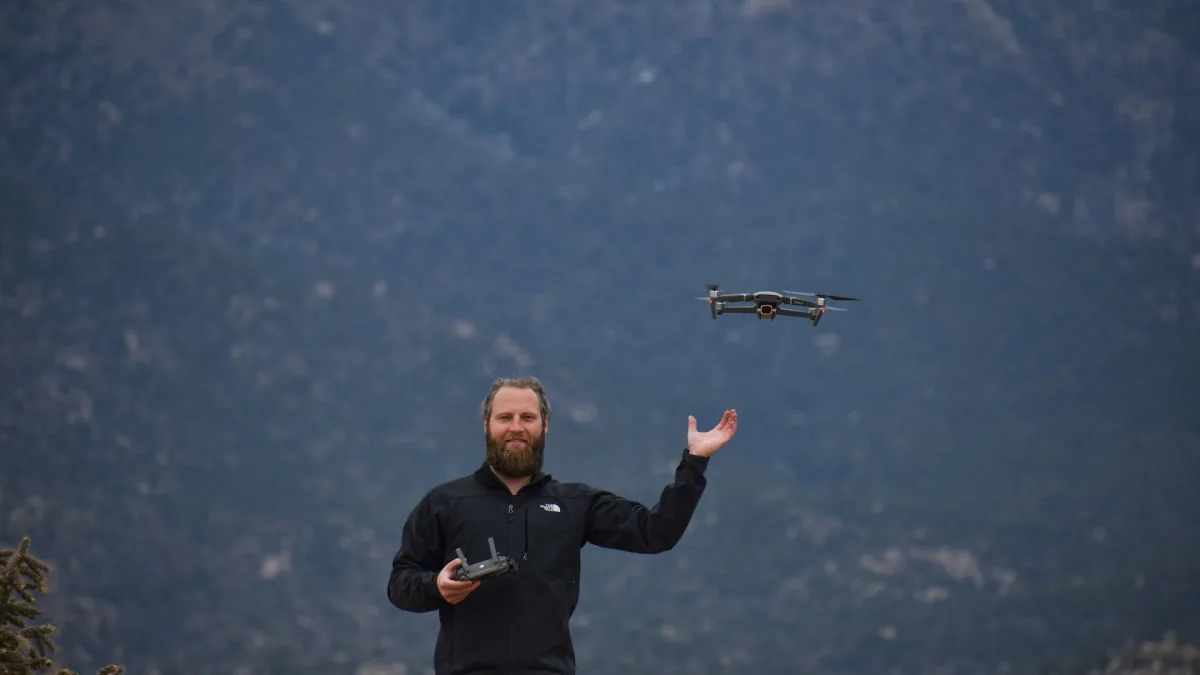 Co trzeba wiedzieć, żeby latać dronem w Polsce?