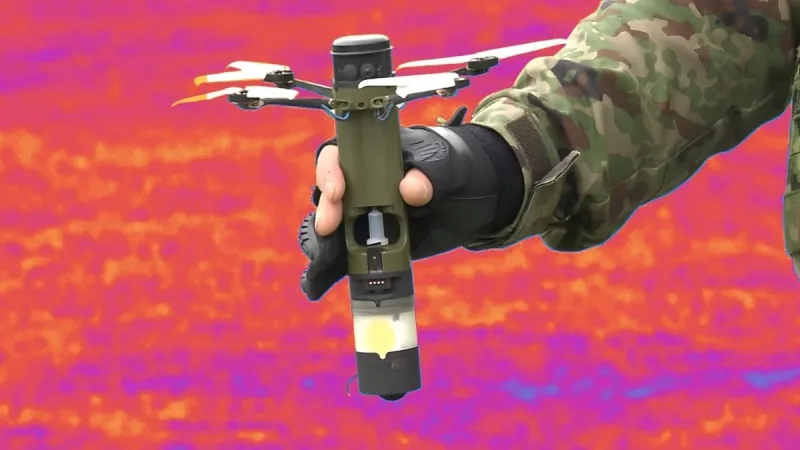Japoński dron bojowy jest wielkości latarki. Żołnierz wyciąga go z tuby