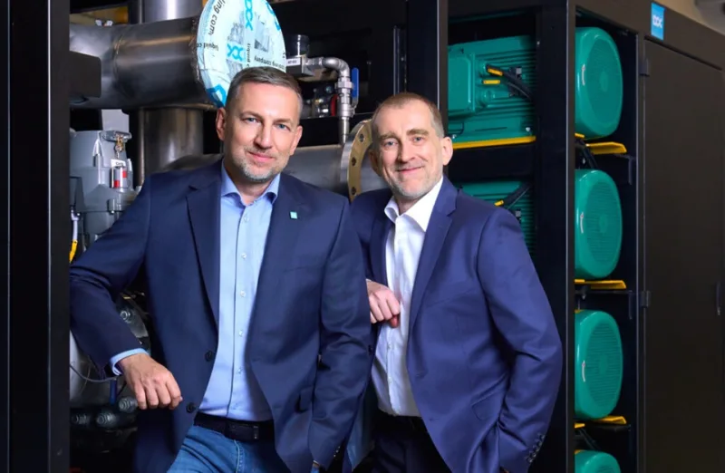 Na zdjęciu od lewej: Maciek Szadkowski, CTO oraz Tomasz Buk, CEO w DCX Liquid Cooling Systems Źródło: DCX