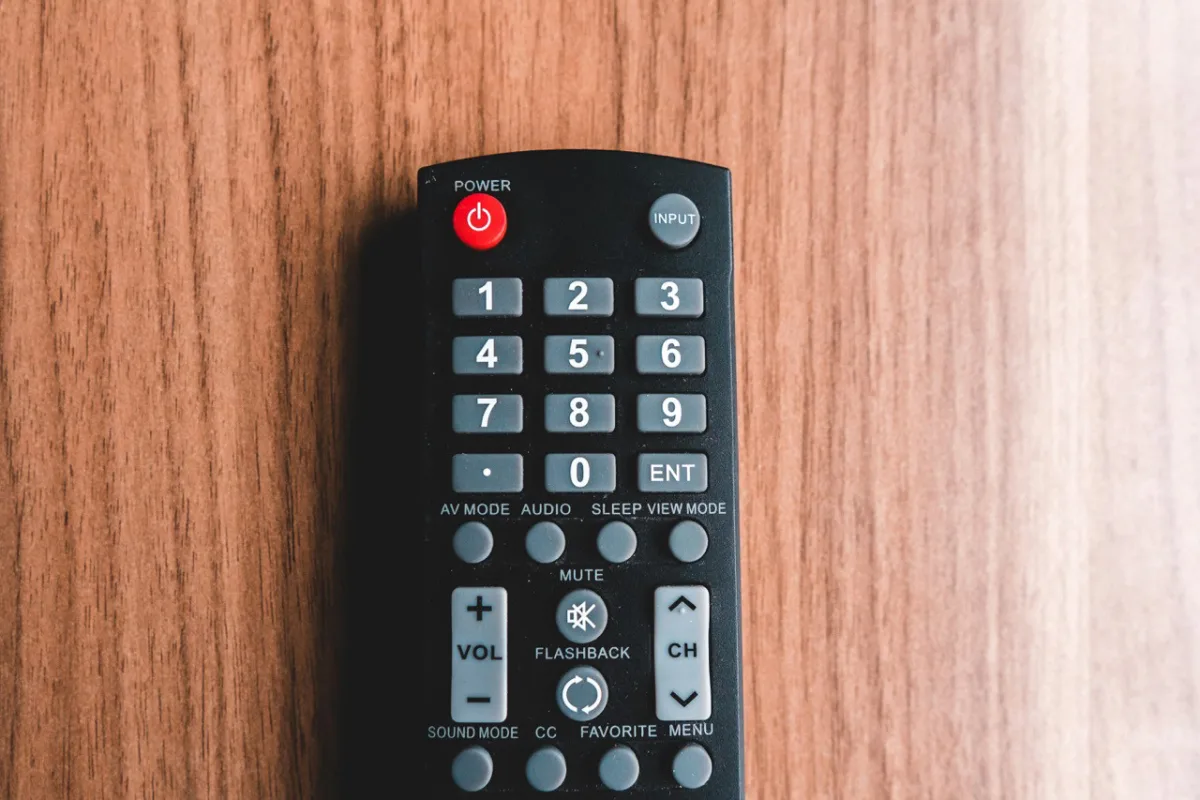 Kropka na klawiszu 5 w pilocie do TV: do czego właściwie służy?