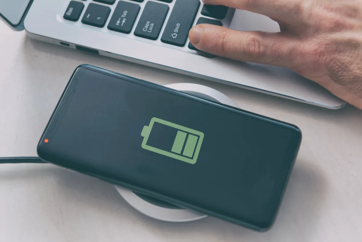 Ładować telefon do 80% czy 100%? Oto co naprawdę służy baterii