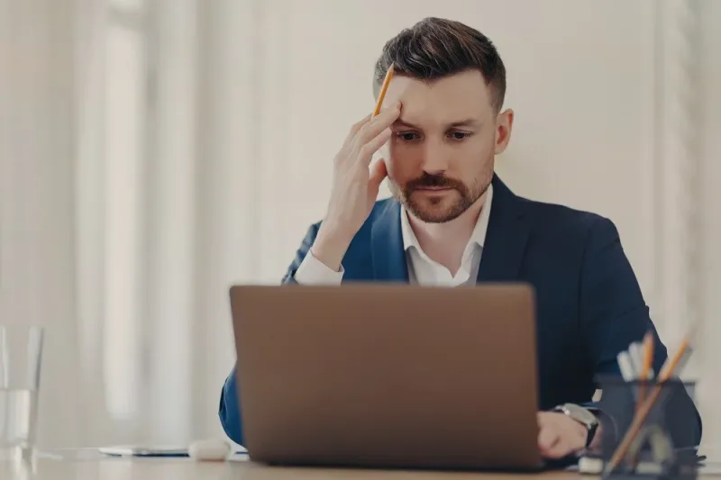 Sztuczna inteligencja osłabia krytyczne myślenie pracowników – badanie IBM IBV