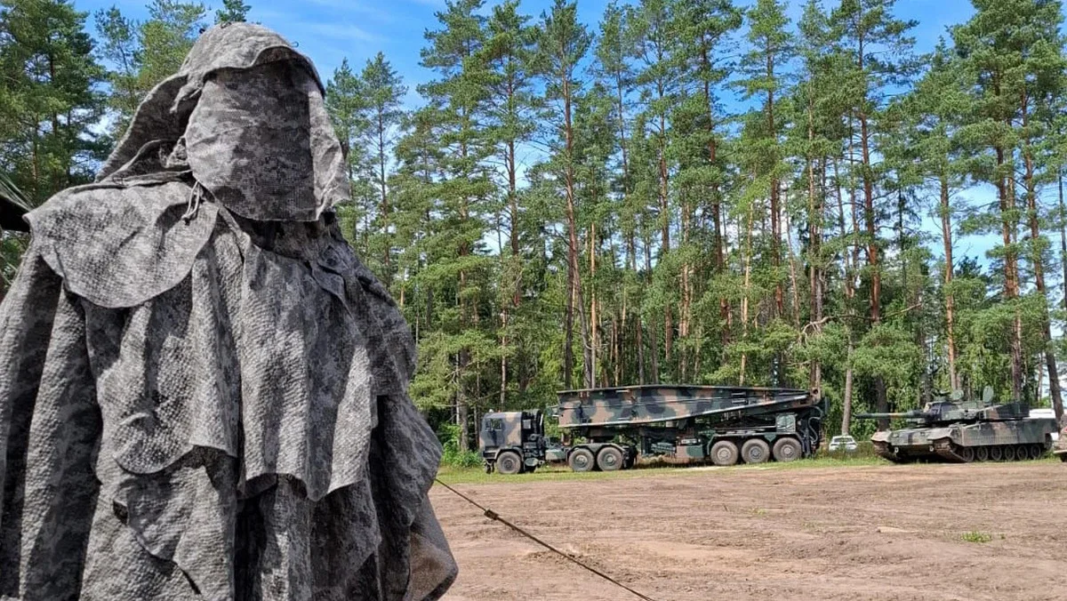 Polskie ponczo ukryje żołnierzy przed dronami. Kluczem jest powietrze uwięzione w materiale