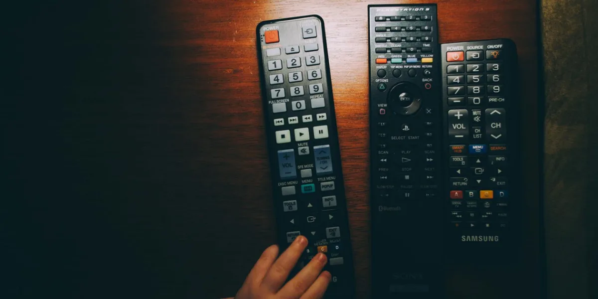 Do czego służą kolorowe przyciski na pilocie do TV? Mało kto wie