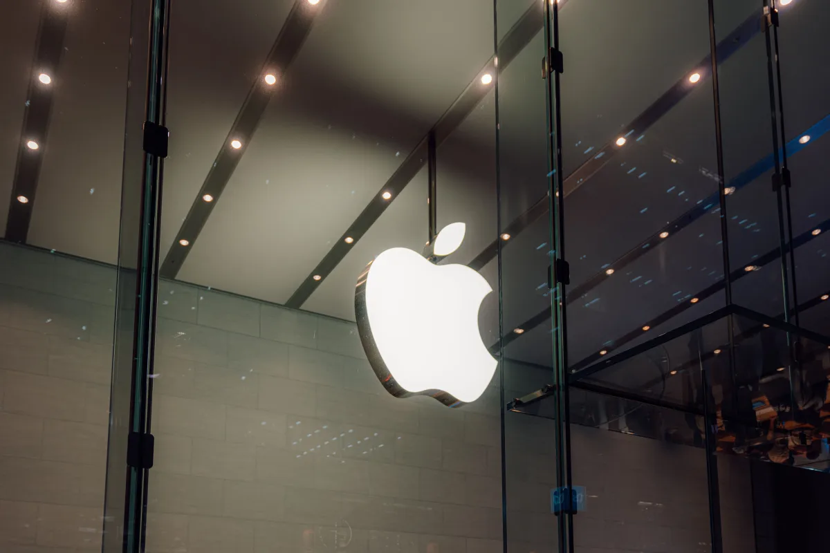 Pudła z zagadkową zawartością dotarły do Apple Store. Data na opakowaniu zdradza zawartość