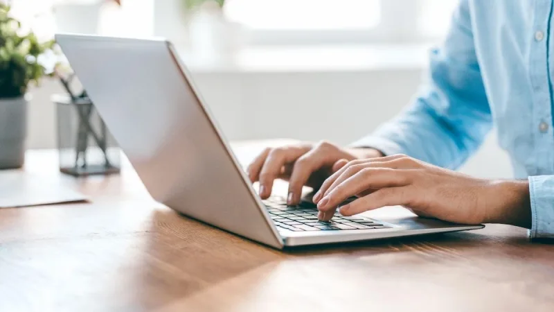 Karta internetowa do laptopa i tabletu. Jak wybrać starter i pakiet danych?