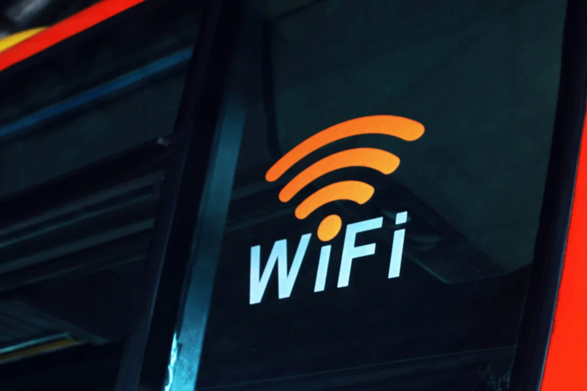 Twój internet może zwalniać przez jedno urządzenie. Tak sprawdzisz które
