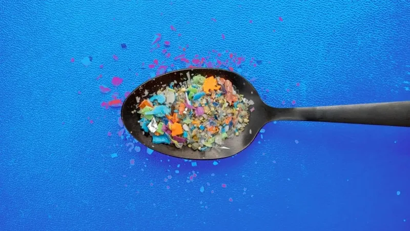 Plastik wpływa, czysta woda wypływa. Filtr genialny w swej prostocie