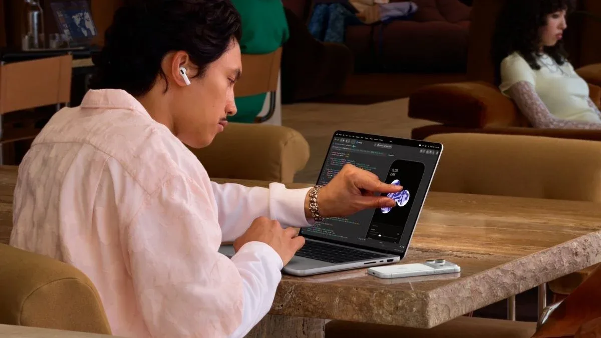 Nowy MacBook Pro OLED spełnia moje marzenie. Mogę miziać palcami po ekranie