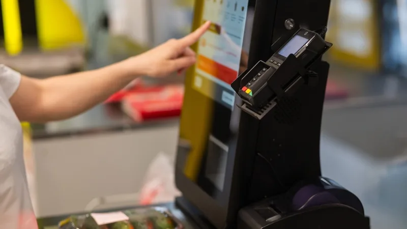 Kasy samoobsługowe podbiły nowy teren. Polska sieć jednak się ugina
